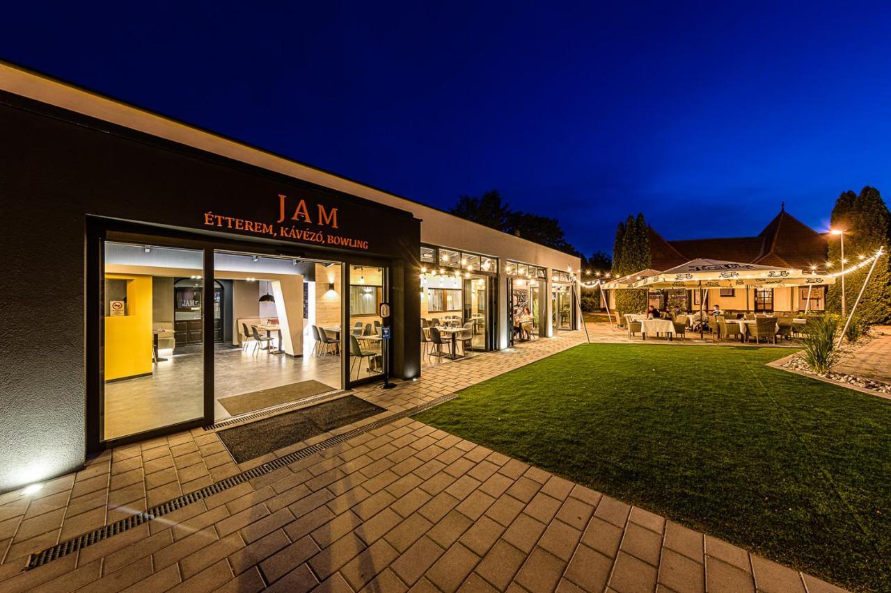 Jam Panzio Hotell Kapuvár Exteriör bild